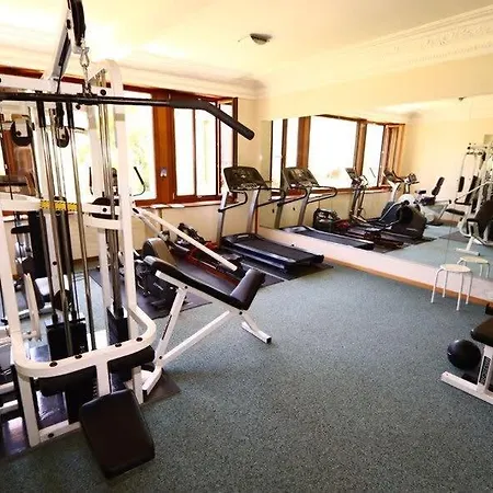 Chic With Access To Shared Pool And شقة شاتو دو