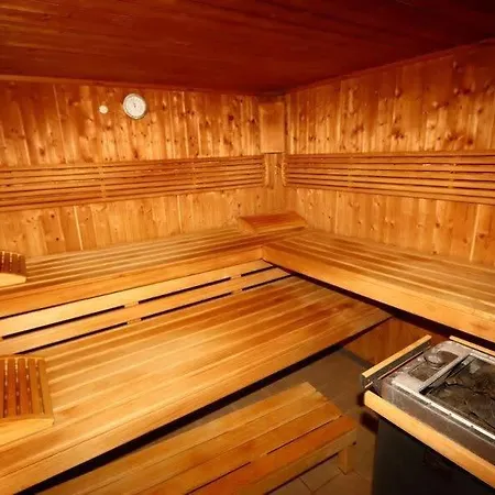 Chic With Access To Shared Pool And شقة